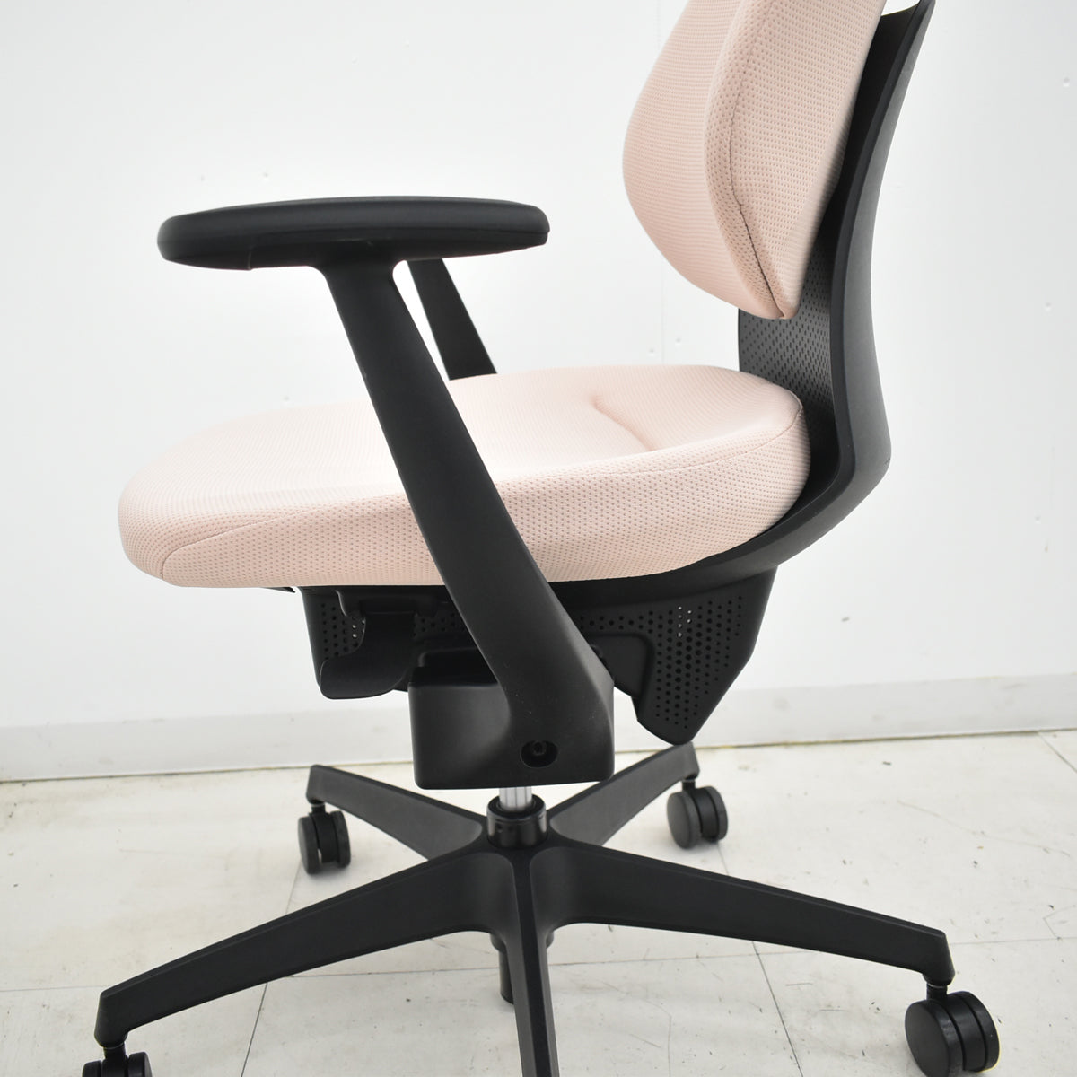 【中古】コクヨ　イング　固定肘　バーチカルタイプ　アッシュピンク　2026010603【中古オフィス家具】