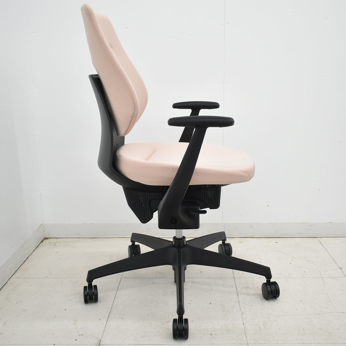 【中古】コクヨ　イング　固定肘　バーチカルタイプ　アッシュピンク　2026010603【中古オフィス家具】