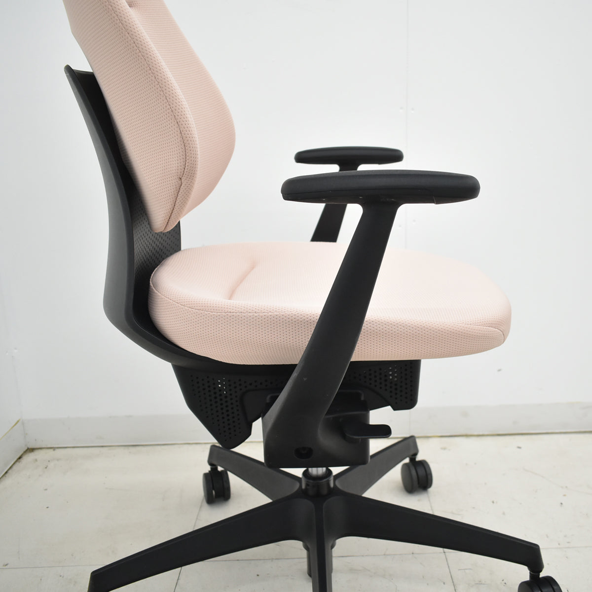 【中古】コクヨ　イング　固定肘　バーチカルタイプ　アッシュピンク　2026010603【中古オフィス家具】