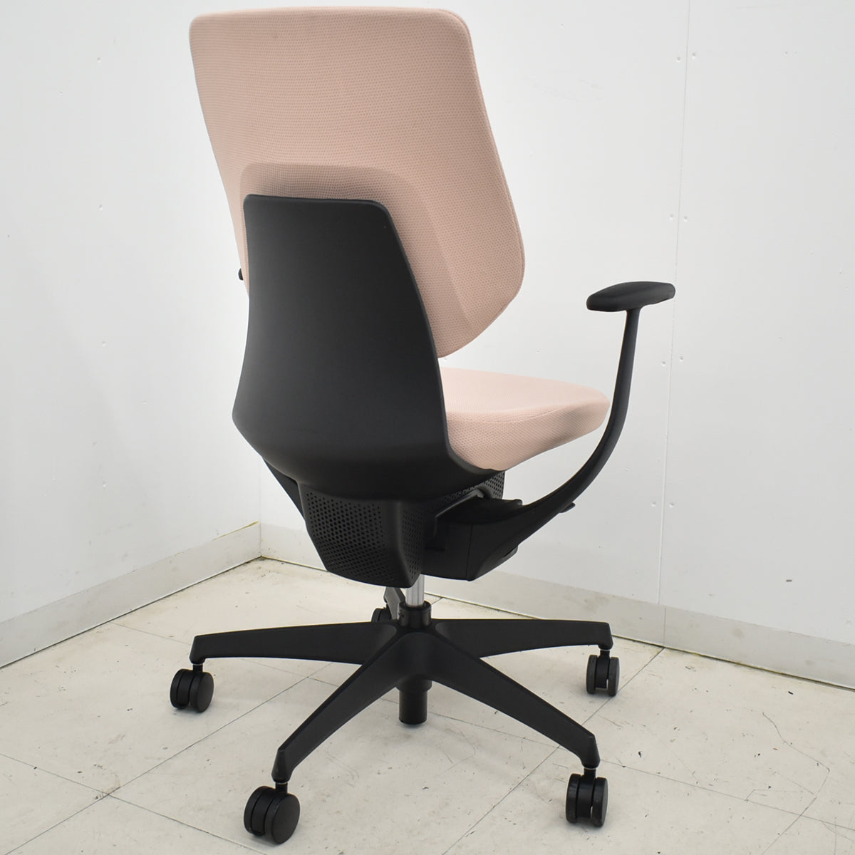 【中古】コクヨ　イング　固定肘　バーチカルタイプ　アッシュピンク　2026010603【中古オフィス家具】