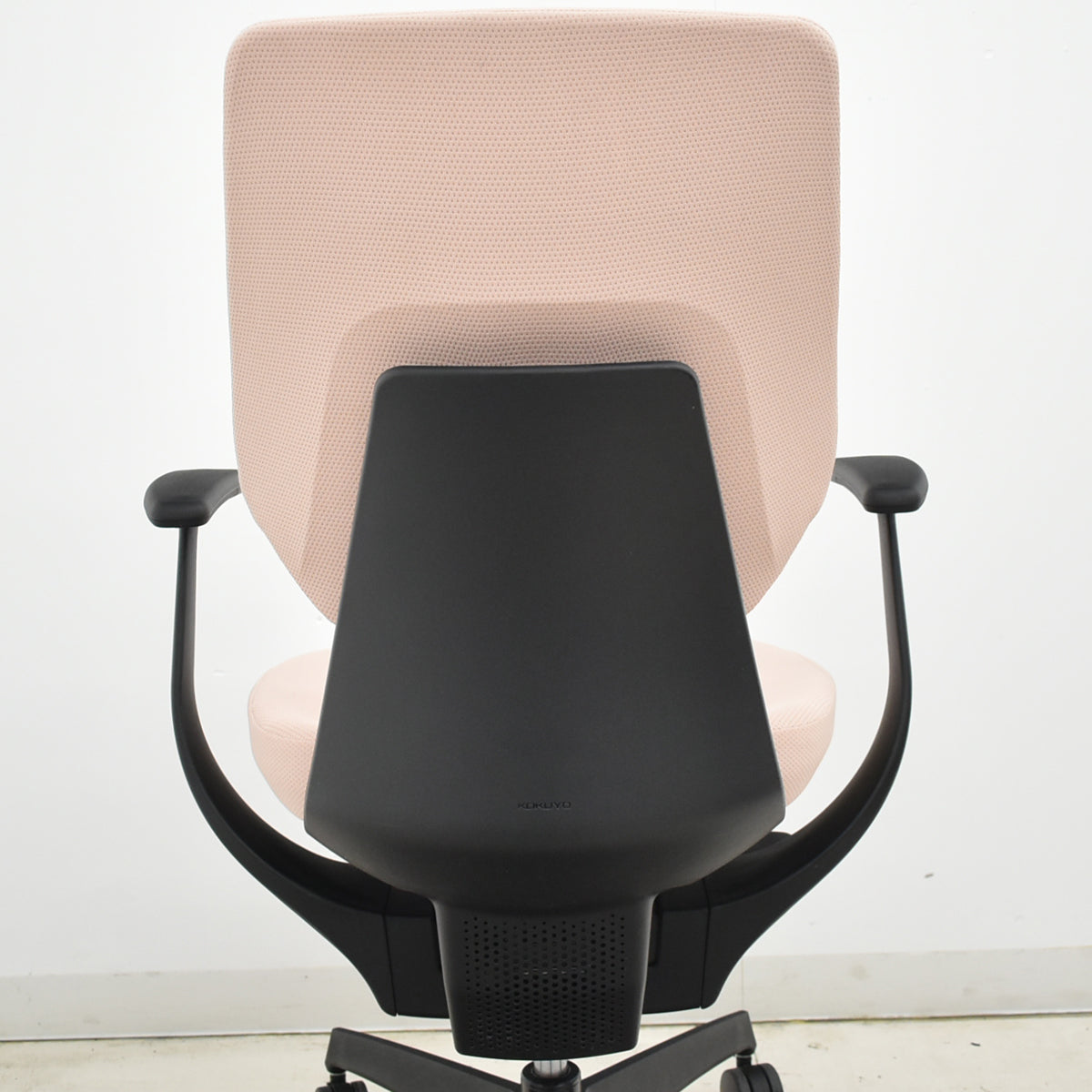 【中古】コクヨ　イング　固定肘　バーチカルタイプ　アッシュピンク　2026010603【中古オフィス家具】