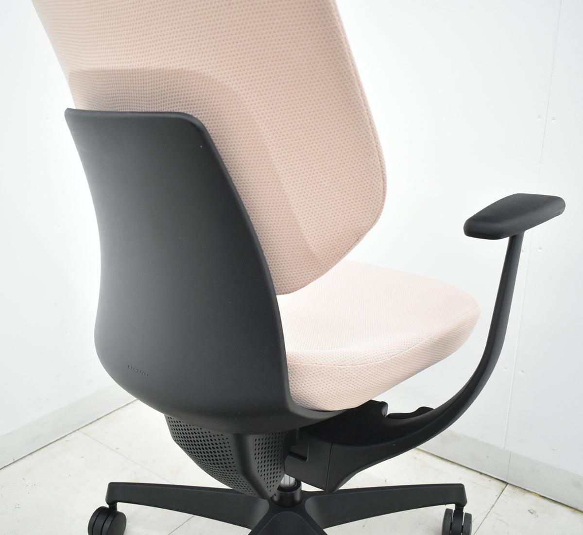 【中古】コクヨ　イング　固定肘　バーチカルタイプ　アッシュピンク　2026010603【中古オフィス家具】