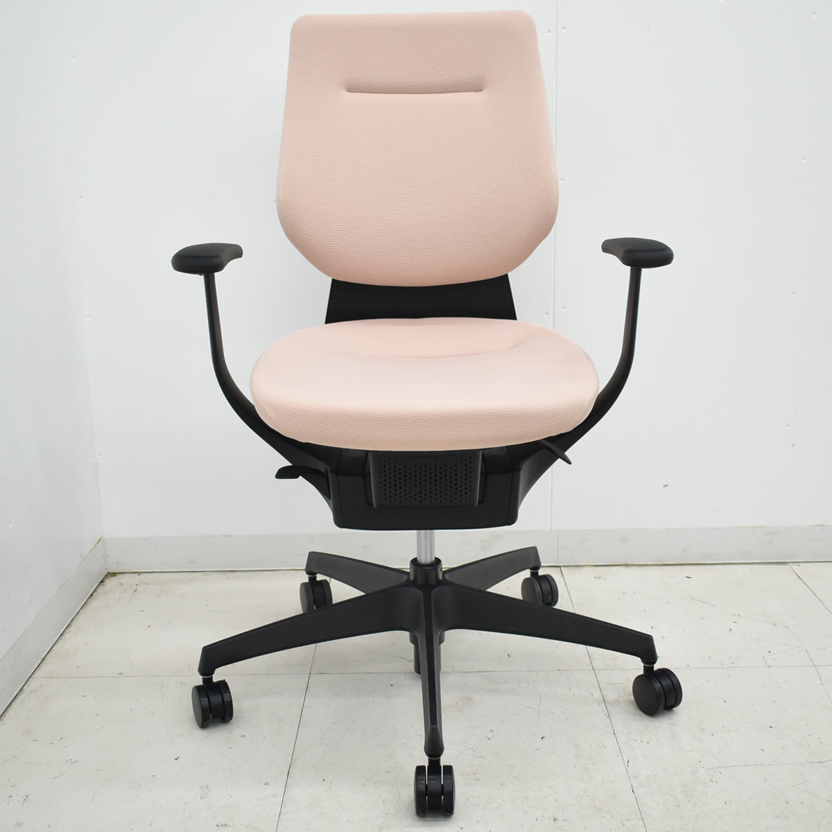 【中古】コクヨ　イング　固定肘　バーチカルタイプ　アッシュピンク　2026010604【中古オフィス家具】