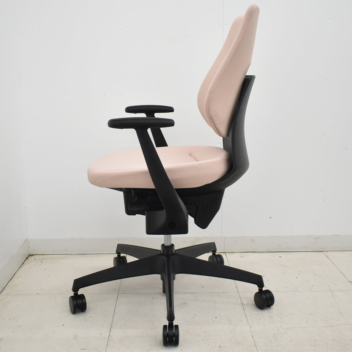 【中古】コクヨ　イング　固定肘　バーチカルタイプ　アッシュピンク　2026010604【中古オフィス家具】