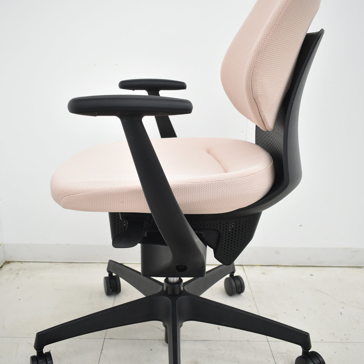 【中古】コクヨ　イング　固定肘　バーチカルタイプ　アッシュピンク　2026010604【中古オフィス家具】