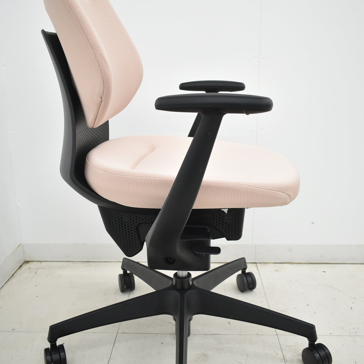 【中古】コクヨ　イング　固定肘　バーチカルタイプ　アッシュピンク　2026010604【中古オフィス家具】