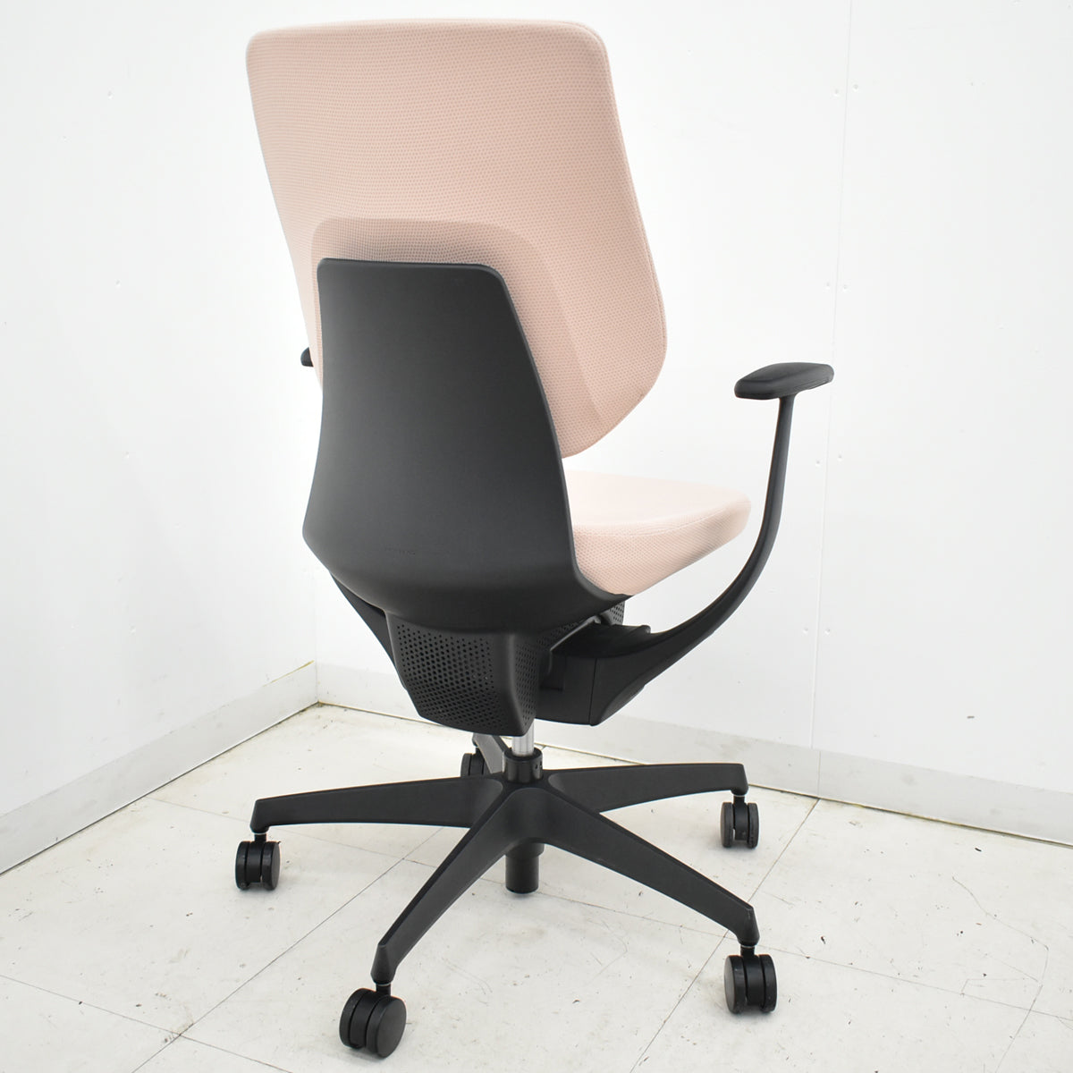 【中古】コクヨ　イング　固定肘　バーチカルタイプ　アッシュピンク　2026010604【中古オフィス家具】