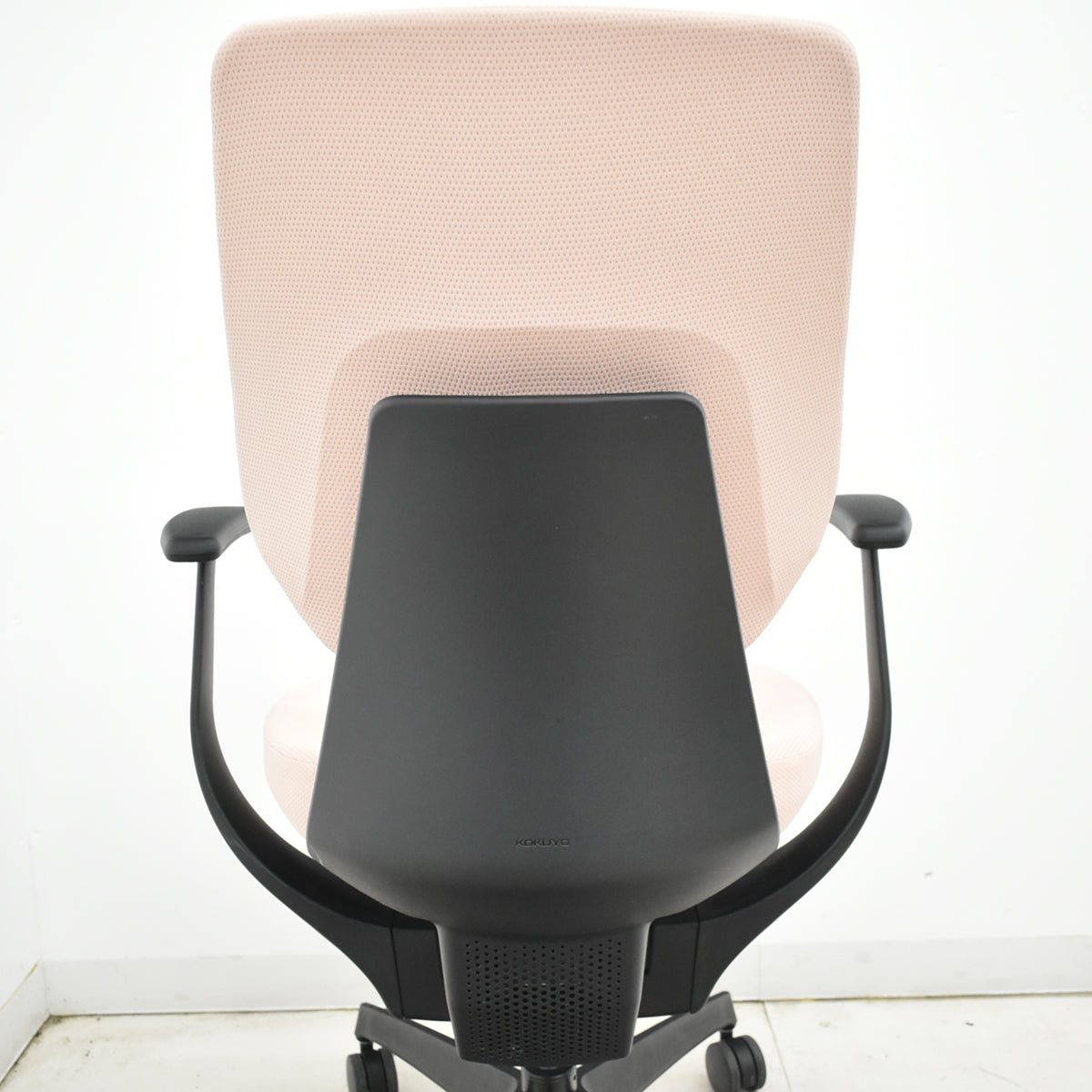 【中古】コクヨ　イング　固定肘　バーチカルタイプ　アッシュピンク　2026010604【中古オフィス家具】