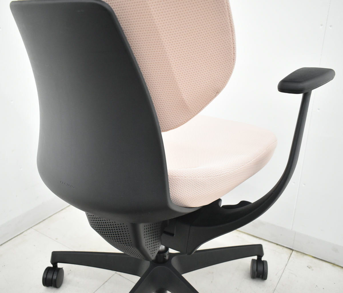 【中古】コクヨ　イング　固定肘　バーチカルタイプ　アッシュピンク　2026010604【中古オフィス家具】