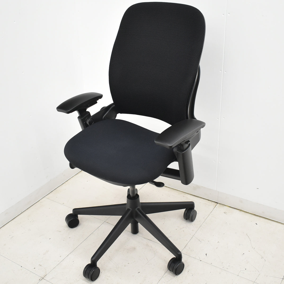 【中古】スチールケース　リープＶ２　３Ｄニット　可動肘　USモデル　2026010605【中古オフィス家具】