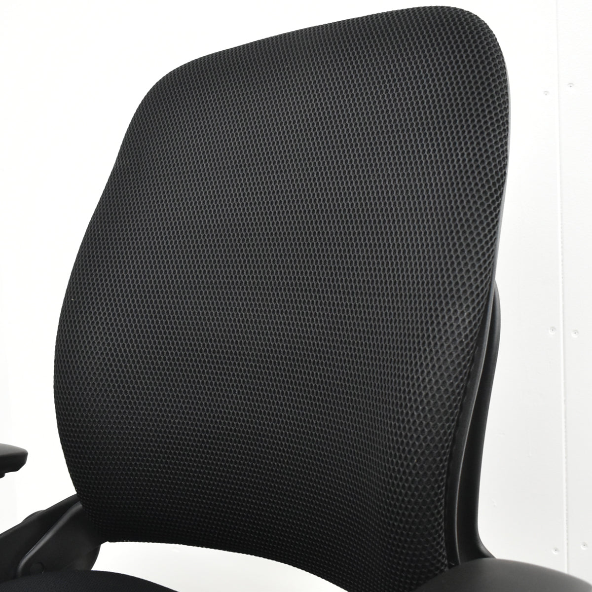 【中古】スチールケース　リープＶ２　３Ｄニット　可動肘　USモデル　2026010605【中古オフィス家具】