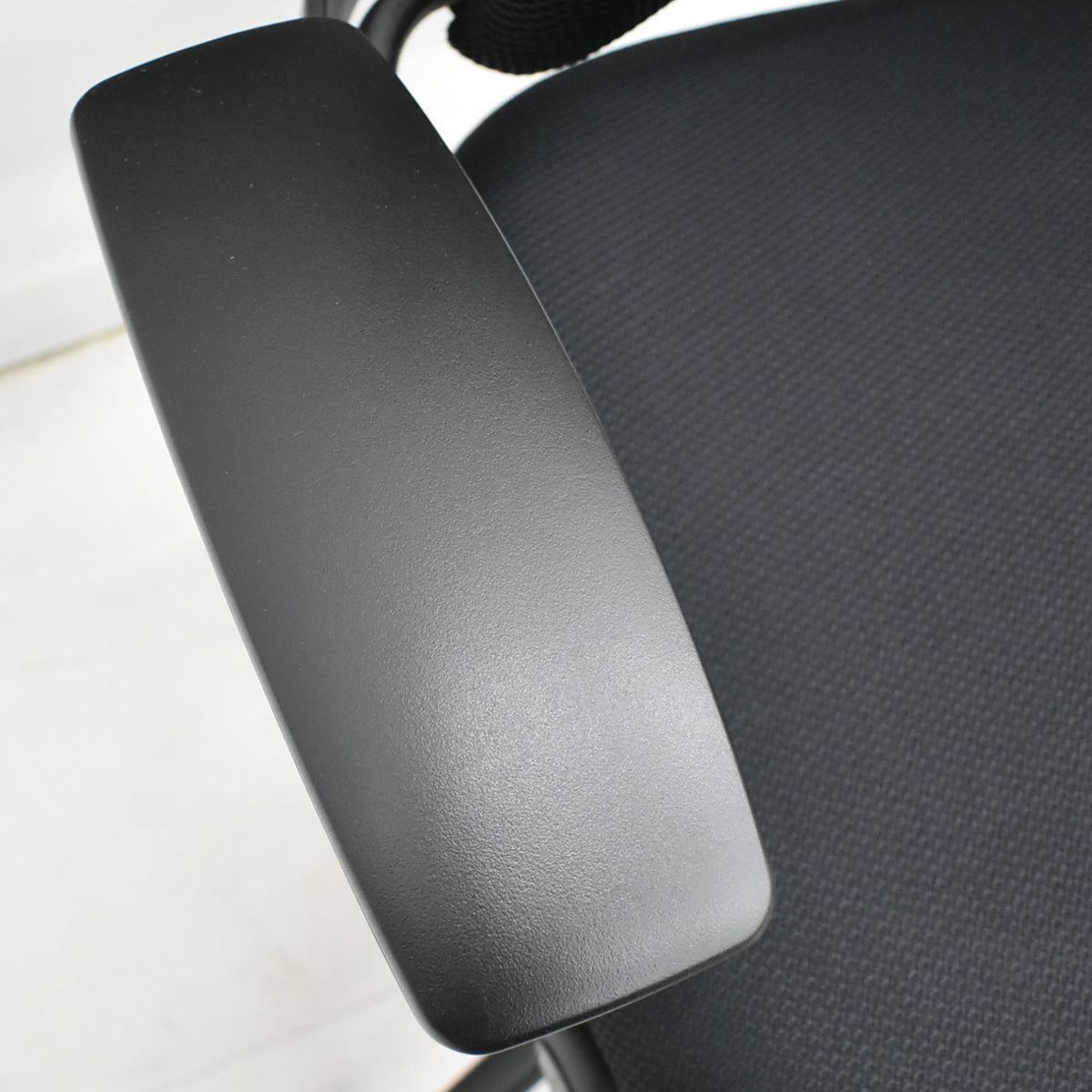 【中古】スチールケース　リープＶ２　３Ｄニット　可動肘　USモデル　2026010605【中古オフィス家具】