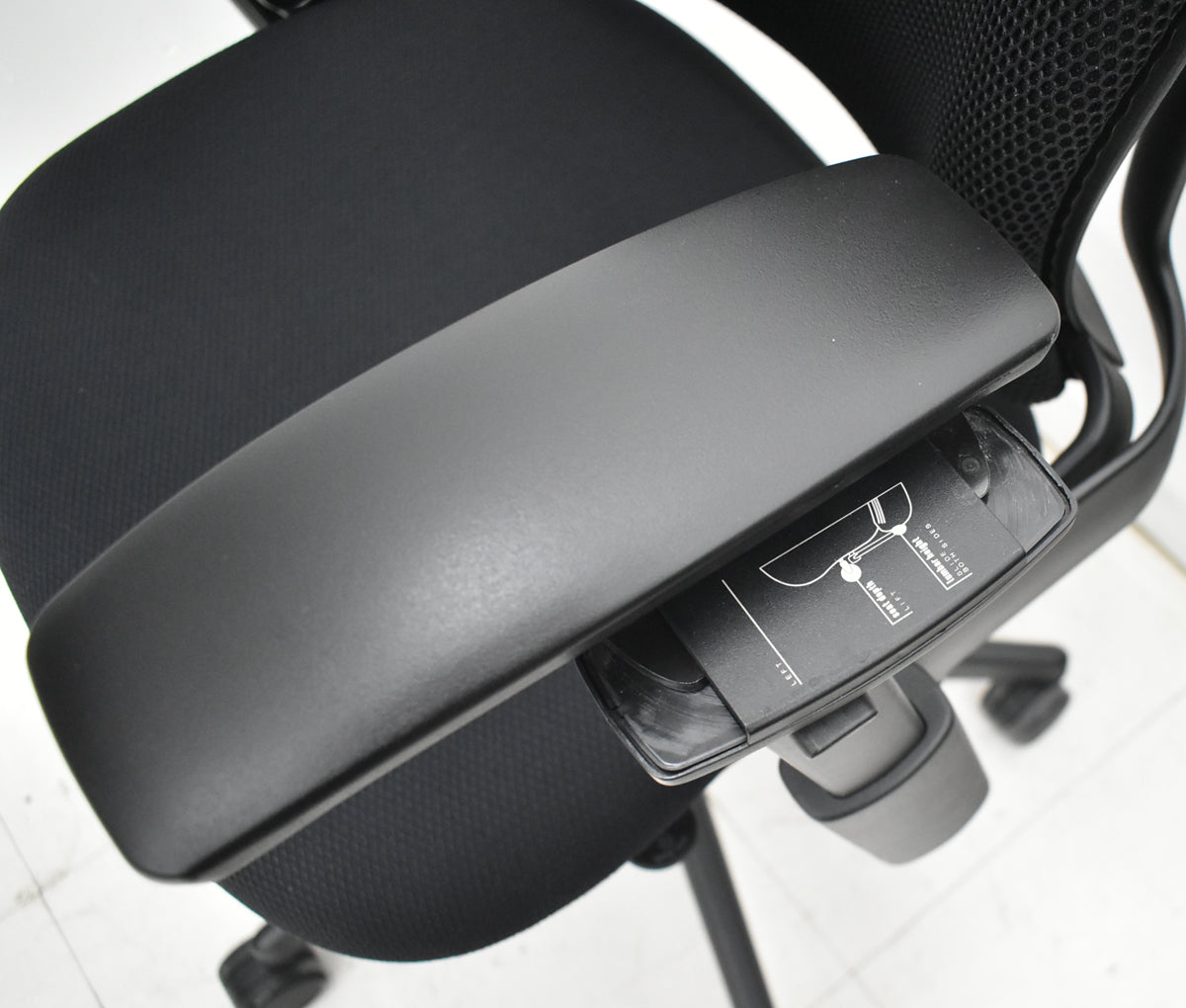 【中古】スチールケース　リープＶ２　３Ｄニット　可動肘　USモデル　2026010605【中古オフィス家具】