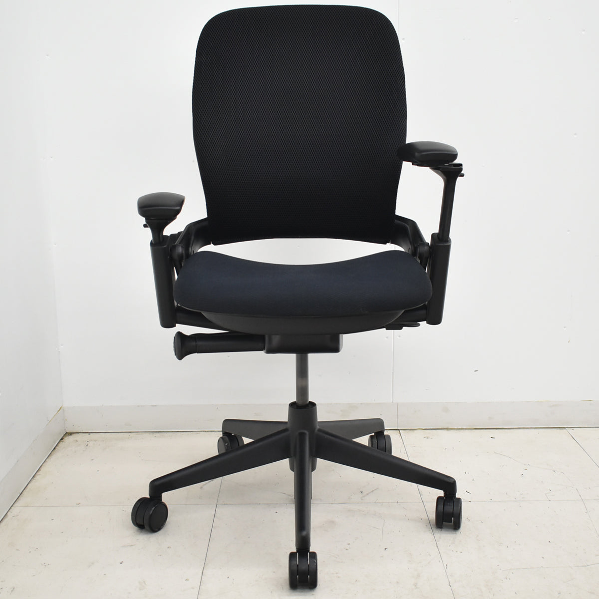 【中古】スチールケース　リープＶ２　３Ｄニット　可動肘　USモデル　2026010605【中古オフィス家具】