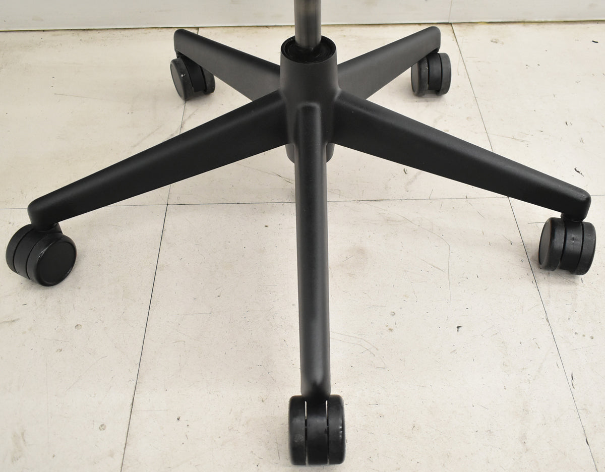 【中古】スチールケース　リープＶ２　３Ｄニット　可動肘　USモデル　2026010605【中古オフィス家具】