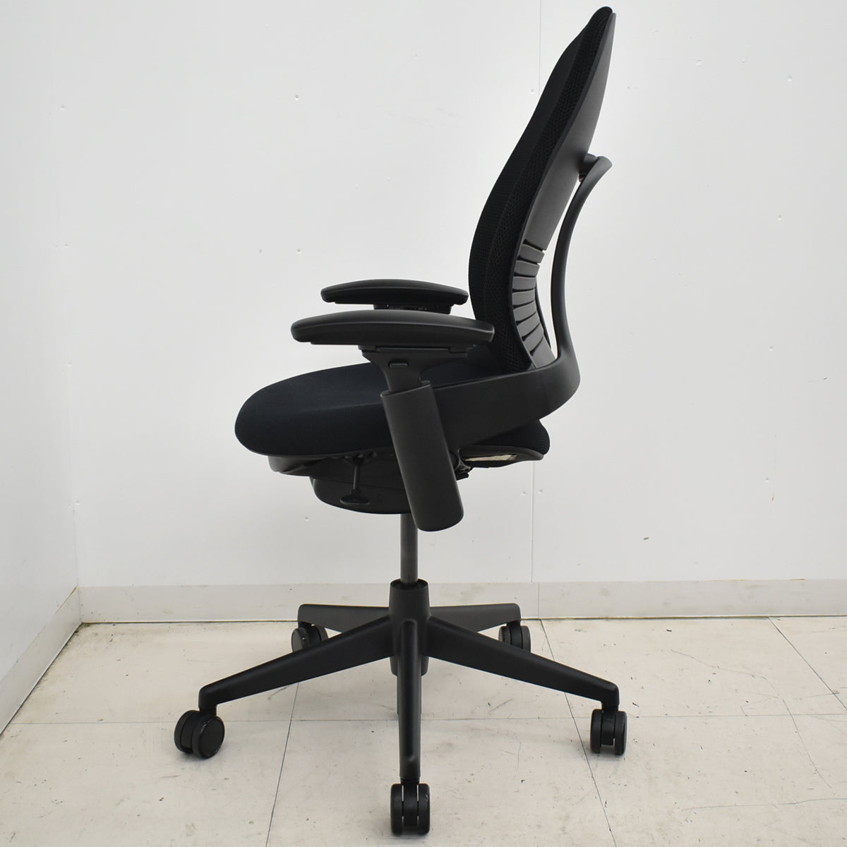 【中古】スチールケース　リープＶ２　３Ｄニット　可動肘　USモデル　2026010605【中古オフィス家具】