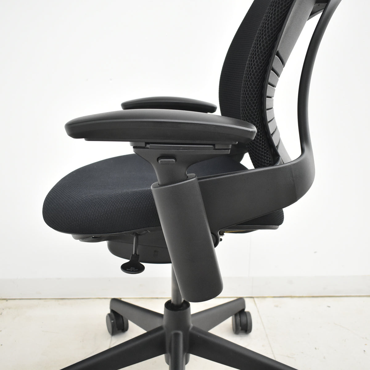 【中古】スチールケース　リープＶ２　３Ｄニット　可動肘　USモデル　2026010605【中古オフィス家具】