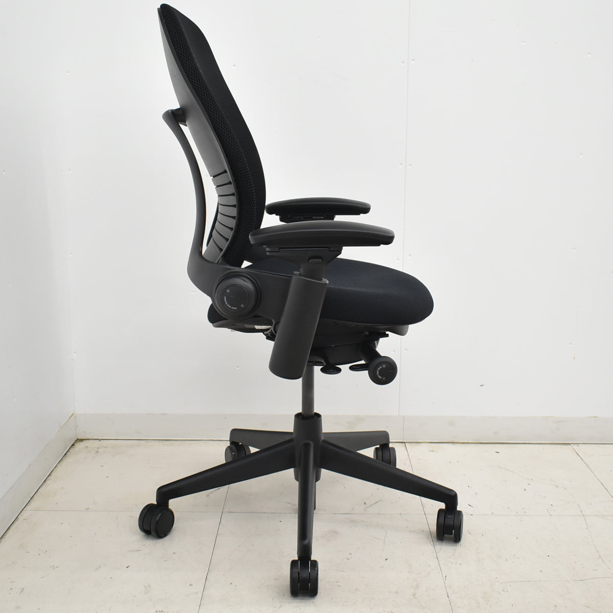 【中古】スチールケース　リープＶ２　３Ｄニット　可動肘　USモデル　2026010605【中古オフィス家具】