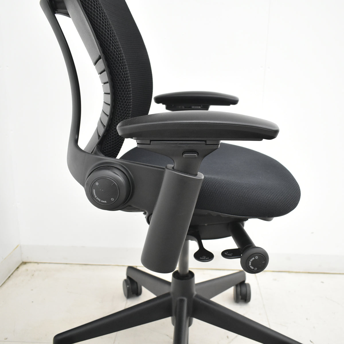 【中古】スチールケース　リープＶ２　３Ｄニット　可動肘　USモデル　2026010605【中古オフィス家具】