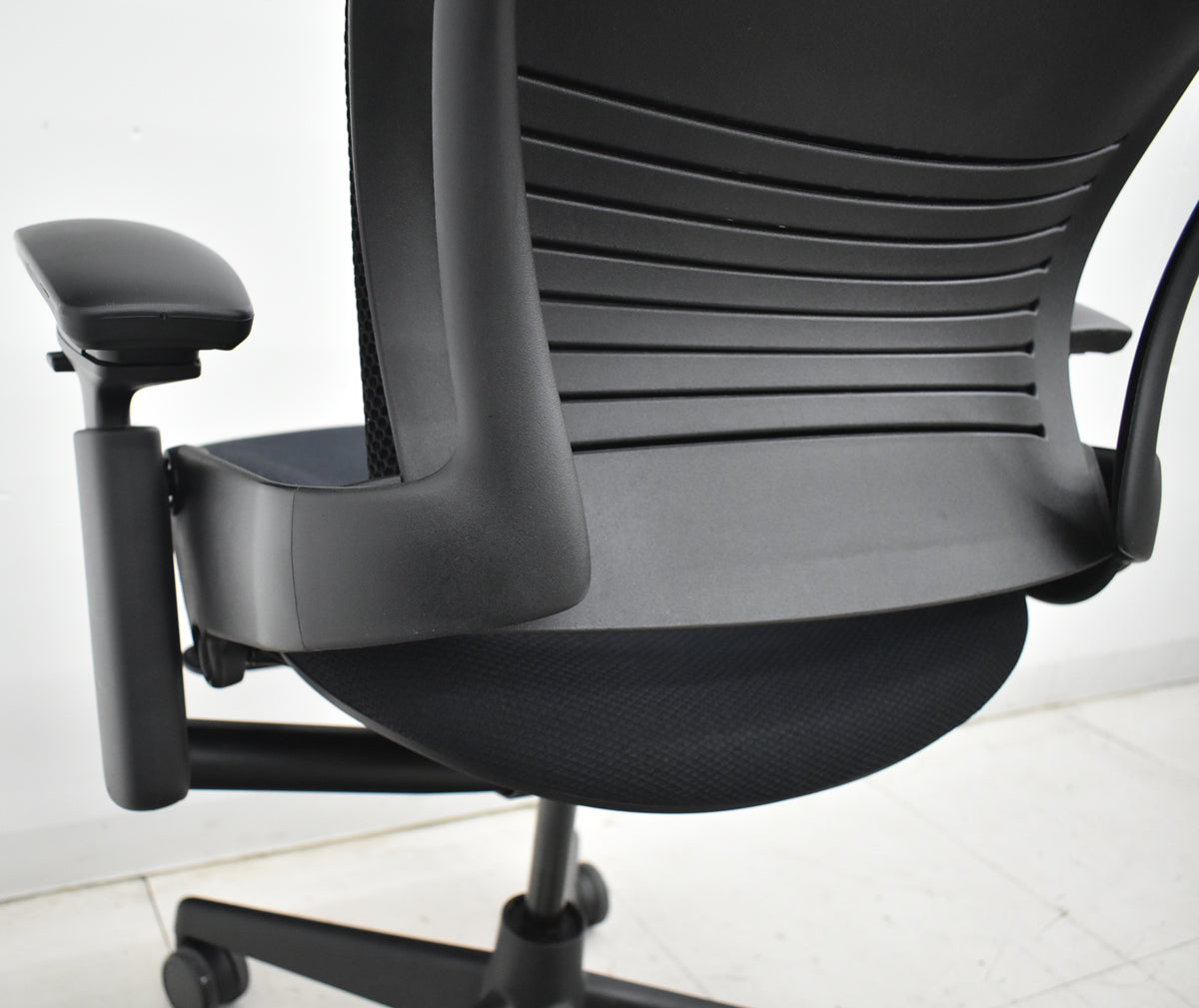 【中古】スチールケース　リープＶ２　３Ｄニット　可動肘　USモデル　2026010605【中古オフィス家具】