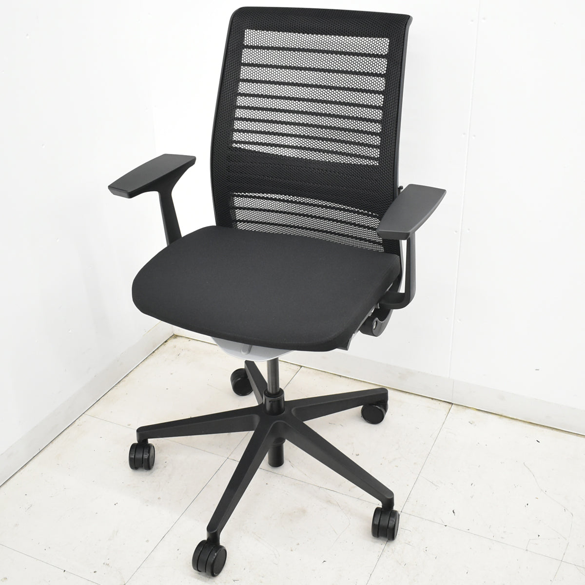 【中古】スチールケース　シンク２　固定肘　ランバーサポート　2026010606【中古オフィス家具】