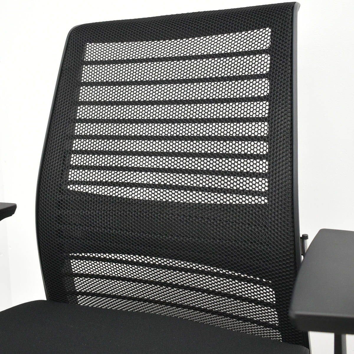 【中古】スチールケース　シンク２　固定肘　ランバーサポート　2026010606【中古オフィス家具】