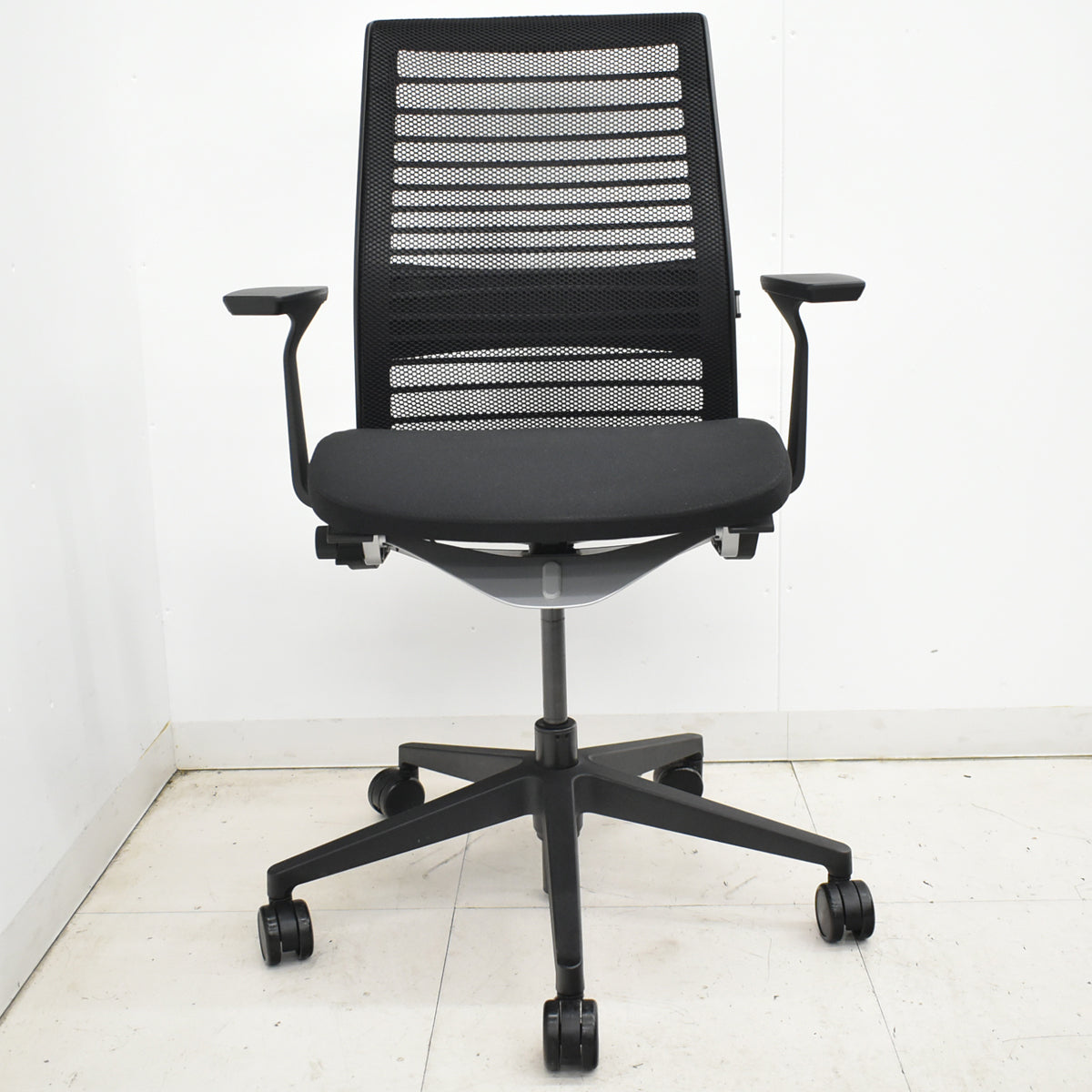 【中古】スチールケース　シンク２　固定肘　ランバーサポート　2026010606【中古オフィス家具】