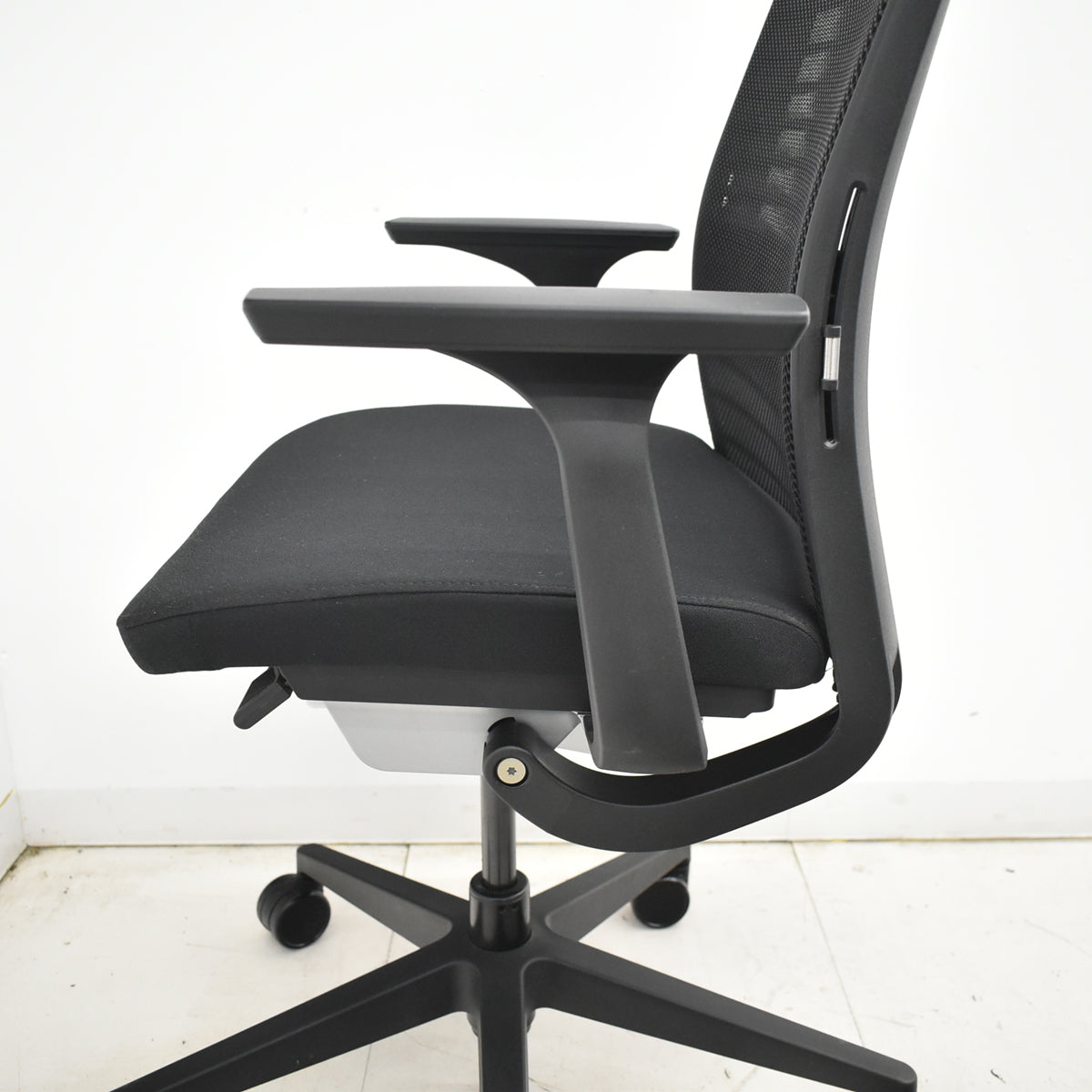 【中古】スチールケース　シンク２　固定肘　ランバーサポート　2026010606【中古オフィス家具】