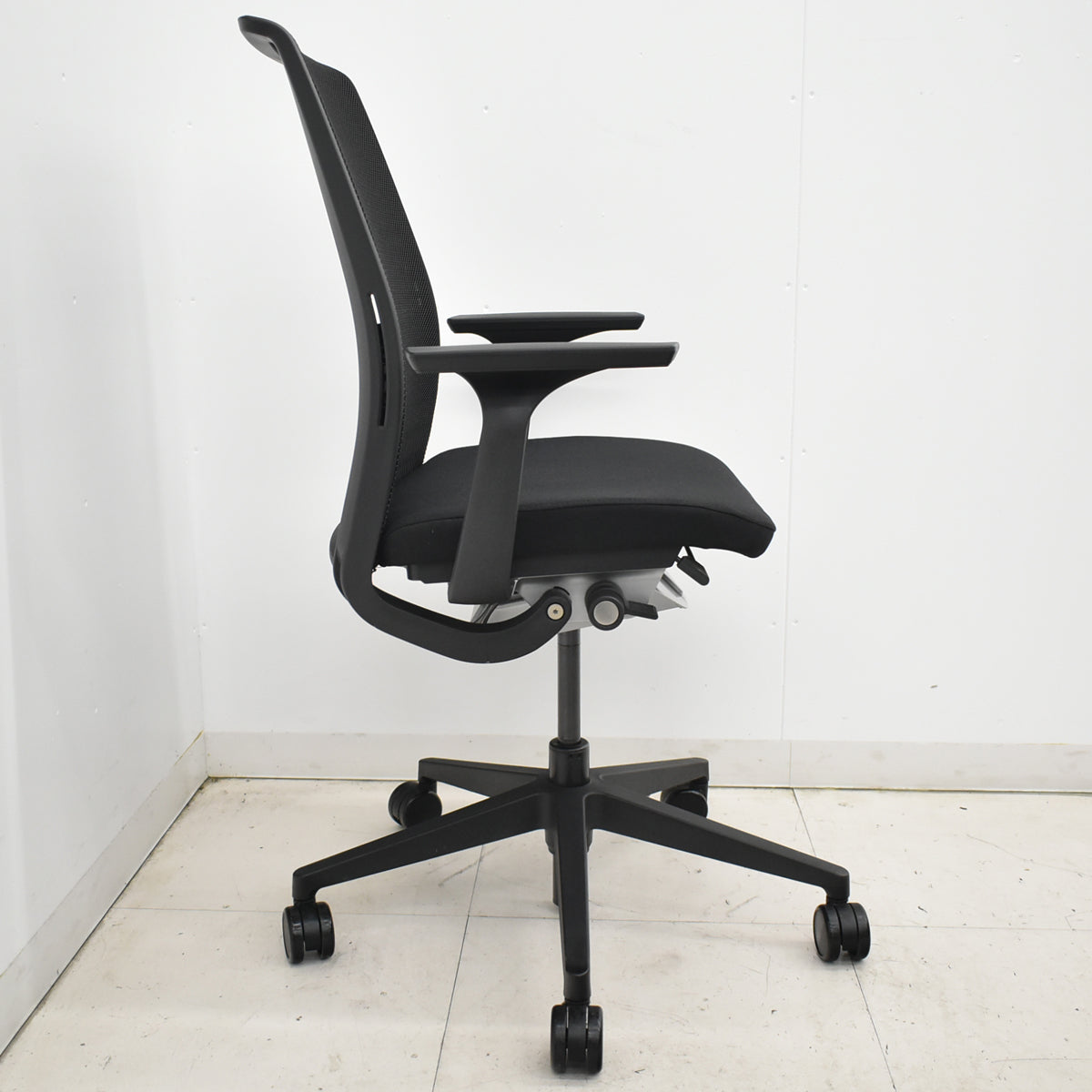 【中古】スチールケース　シンク２　固定肘　ランバーサポート　2026010606【中古オフィス家具】