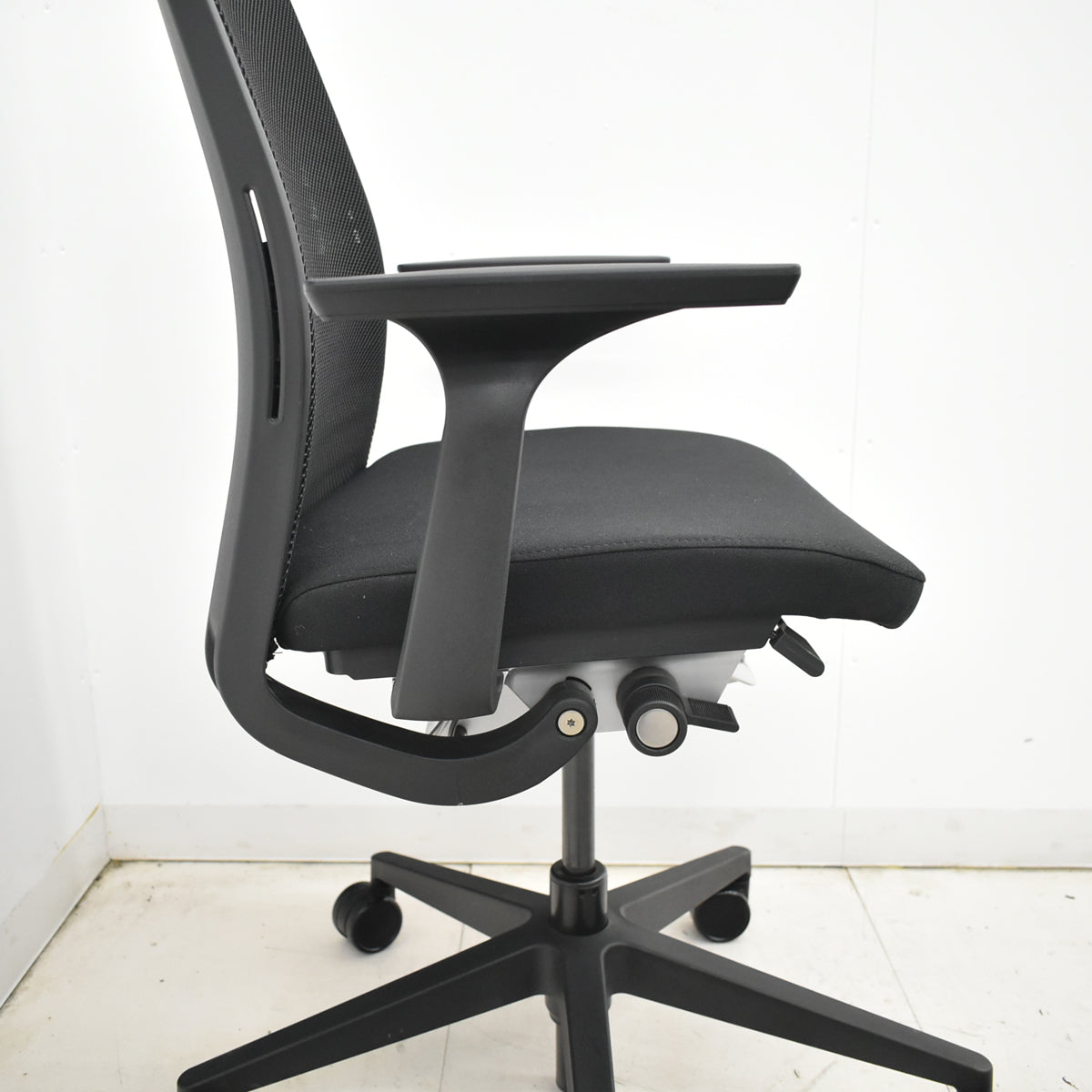 【中古】スチールケース　シンク２　固定肘　ランバーサポート　2026010606【中古オフィス家具】