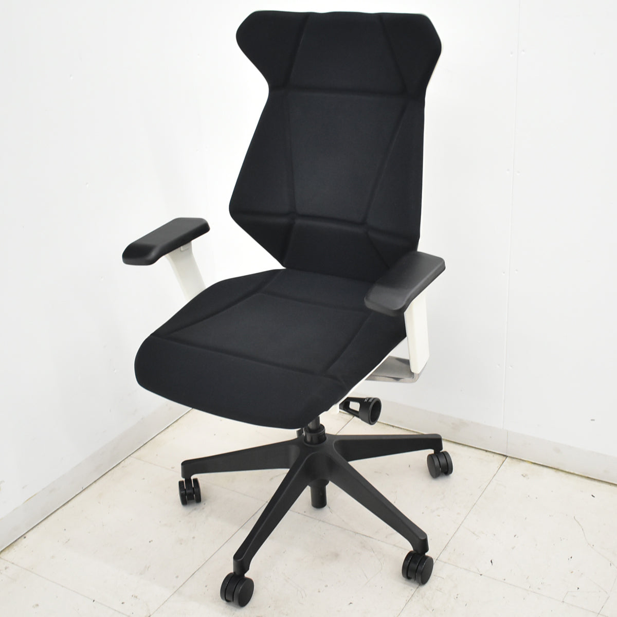 【中古】イトーキ　フリップフラップ　可動肘　ブラック　2026010801【中古オフィス家具】