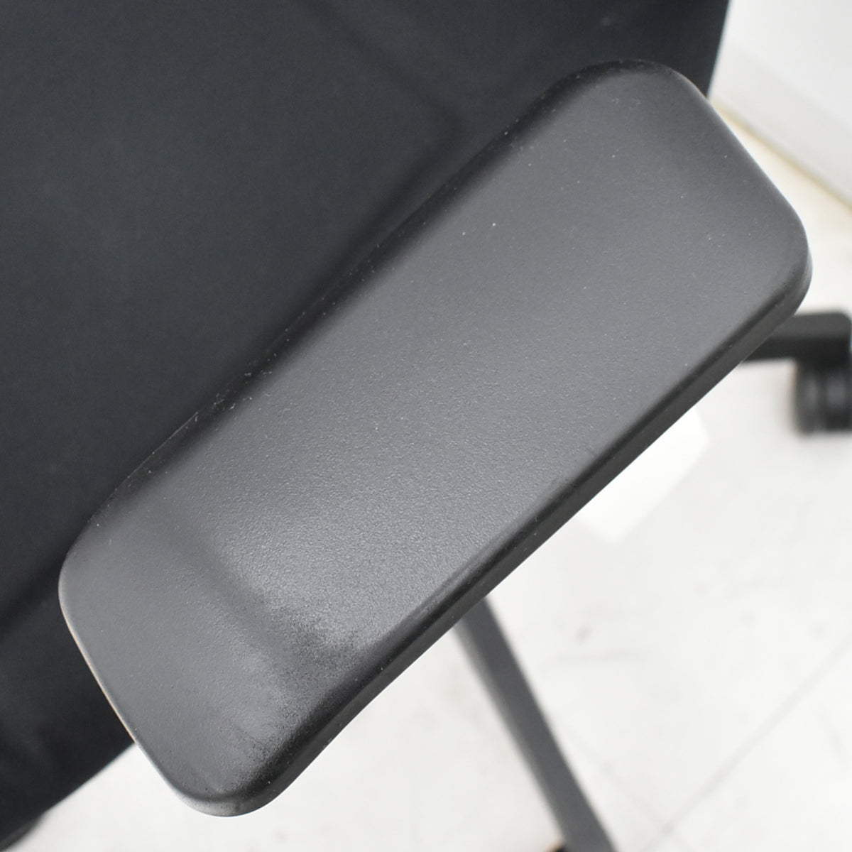 【中古】イトーキ　フリップフラップ　可動肘　ブラック　2026010801【中古オフィス家具】