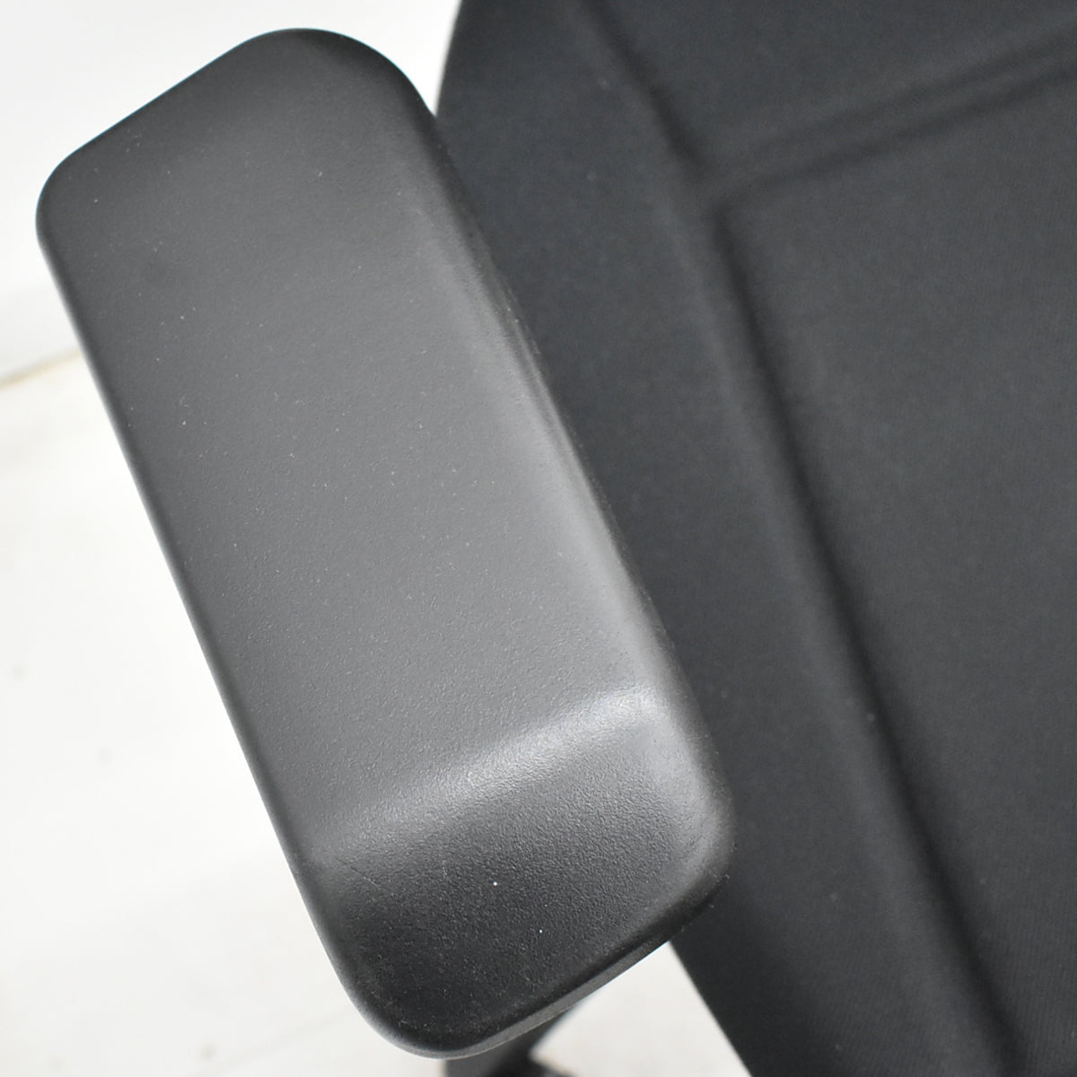 【中古】イトーキ　フリップフラップ　可動肘　ブラック　2026010801【中古オフィス家具】