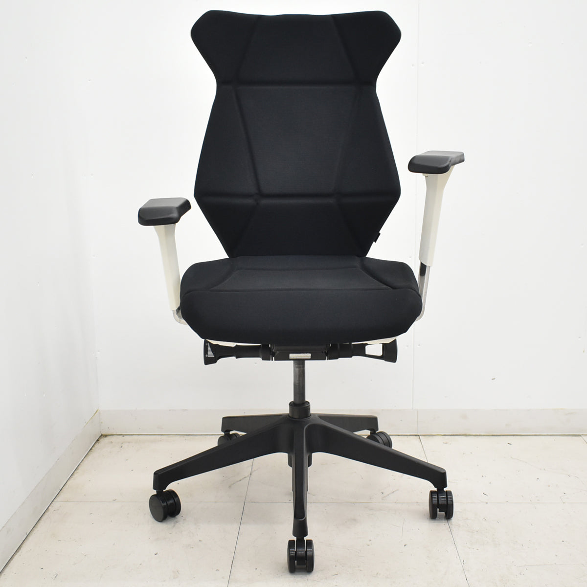 【中古】イトーキ　フリップフラップ　可動肘　ブラック　2026010801【中古オフィス家具】