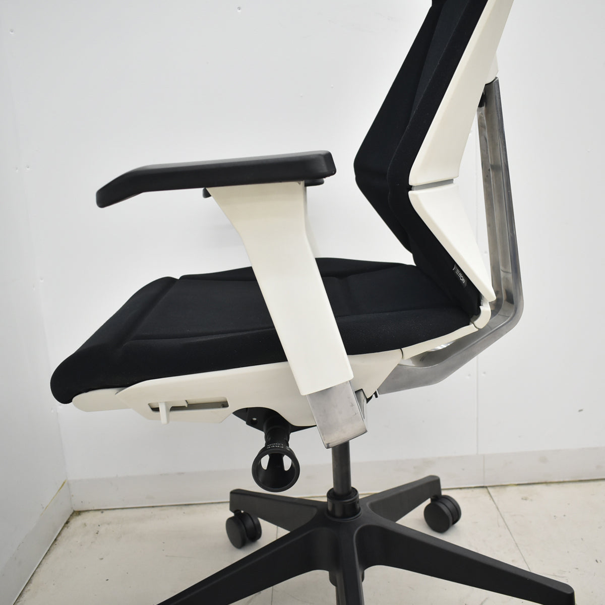 【中古】イトーキ　フリップフラップ　可動肘　ブラック　2026010801【中古オフィス家具】