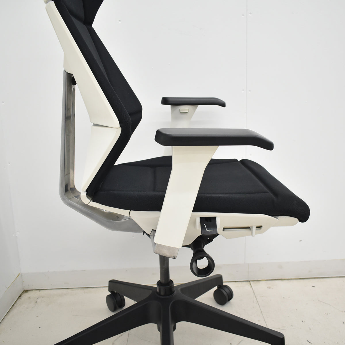 【中古】イトーキ　フリップフラップ　可動肘　ブラック　2026010801【中古オフィス家具】