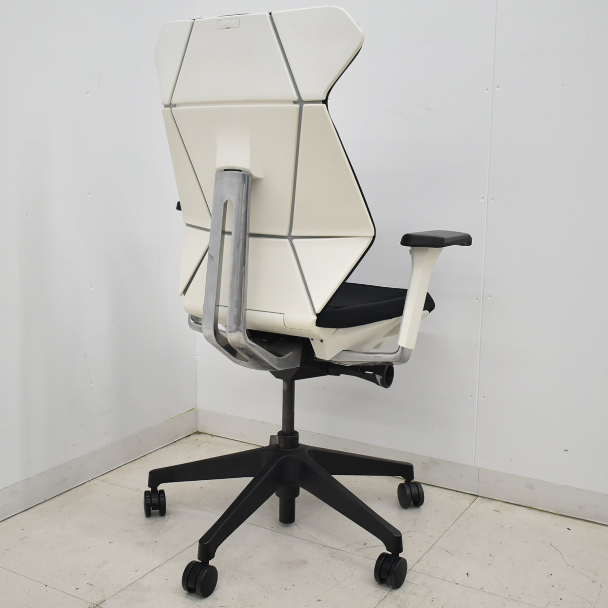 【中古】イトーキ　フリップフラップ　可動肘　ブラック　2026010801【中古オフィス家具】