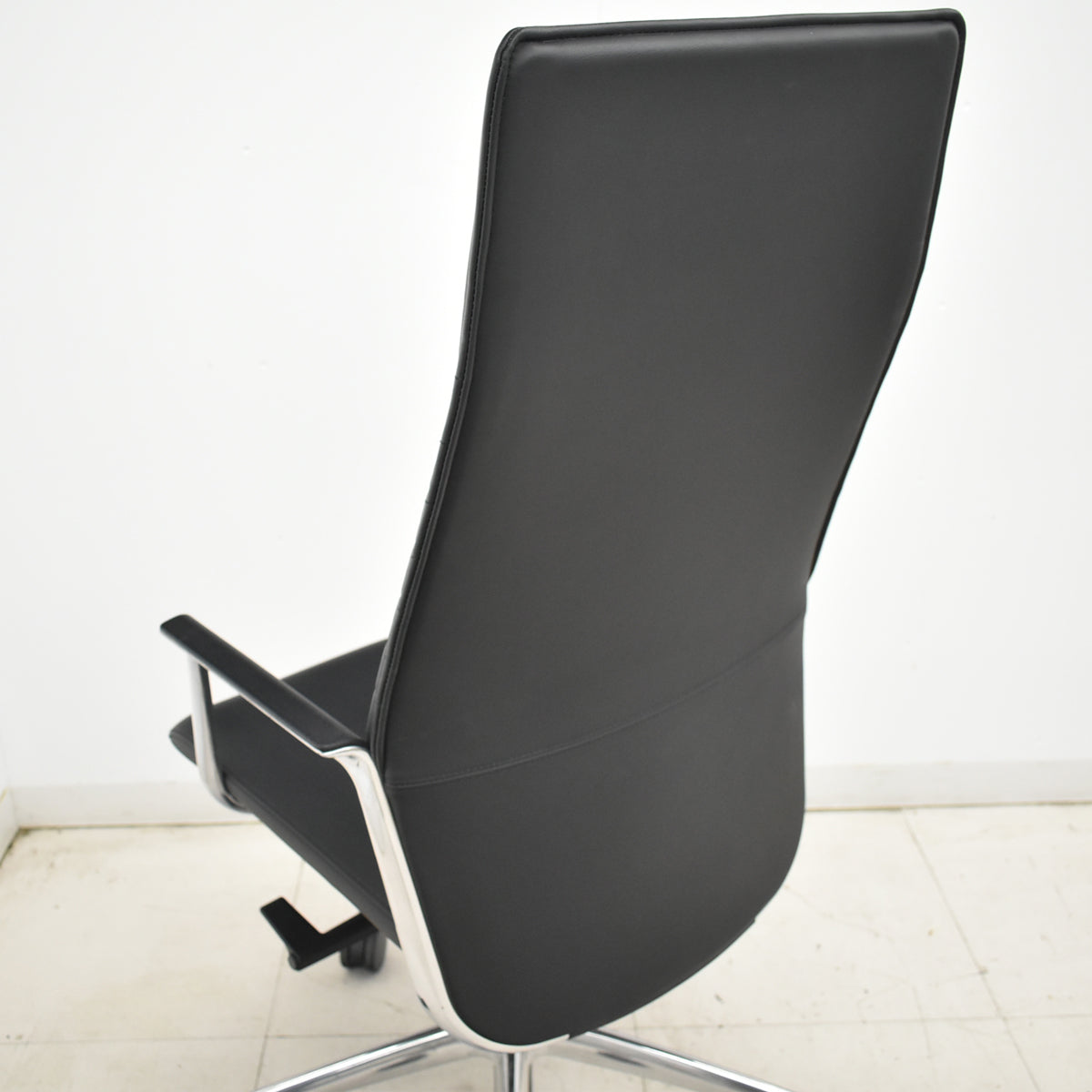 【中古】オカムラ　フィルメ　エクストラハイバック　エグゼクティブチェア　固定肘　ポリッシュ　ブラック　2026010804【中古オフィス家具】