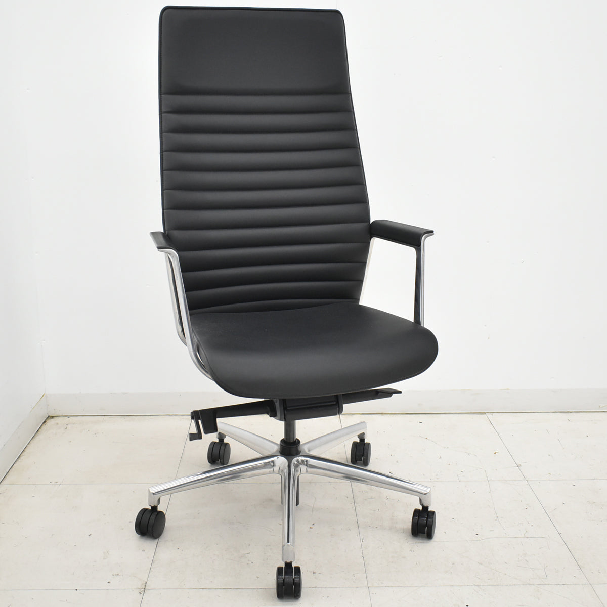 【中古】オカムラ　フィルメ　エクストラハイバック　エグゼクティブチェア　固定肘　ポリッシュ　ブラック　2026010804【中古オフィス家具】
