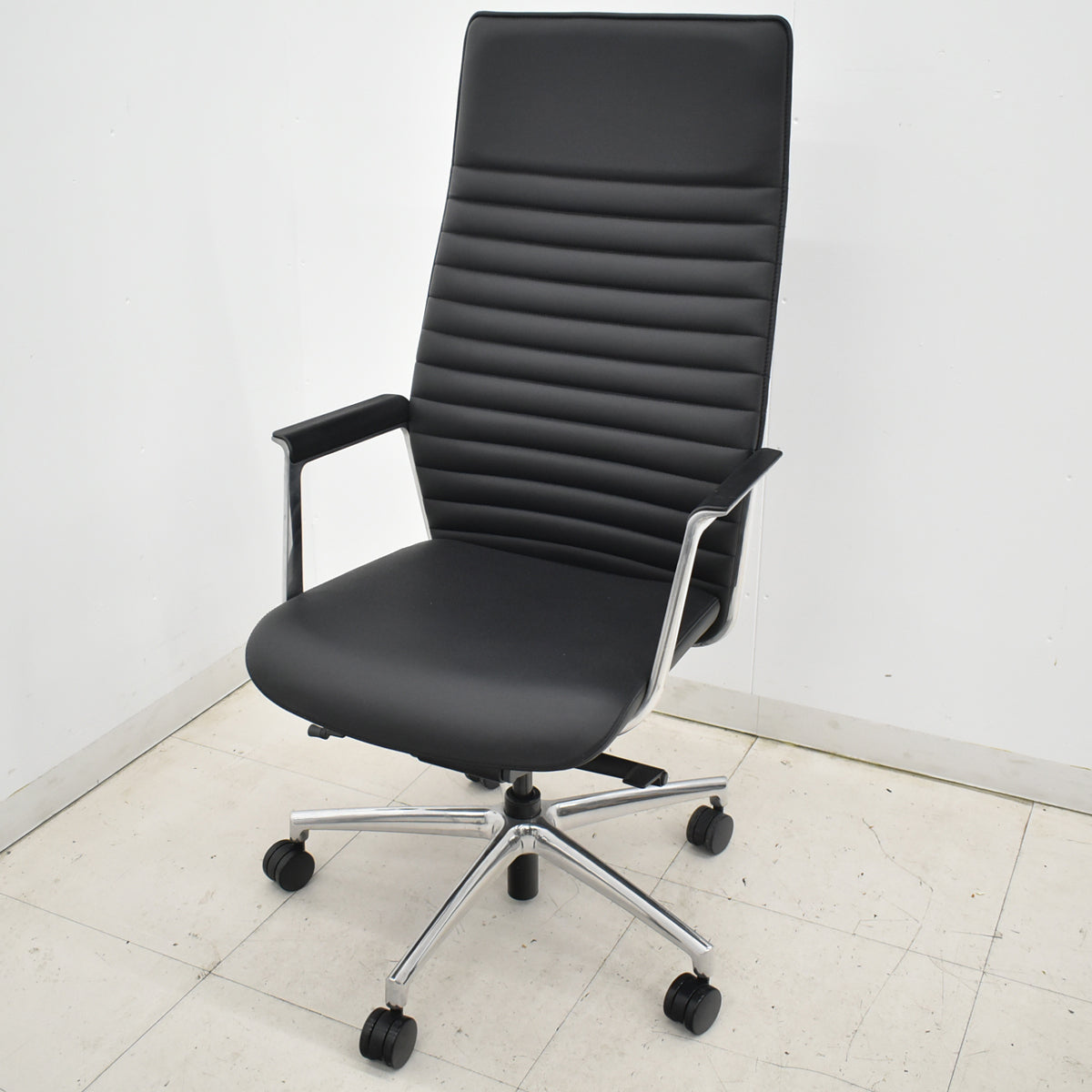 【中古】オカムラ　フィルメ　エクストラハイバック　エグゼクティブチェア　固定肘　ポリッシュ　ブラック　2026010804【中古オフィス家具】