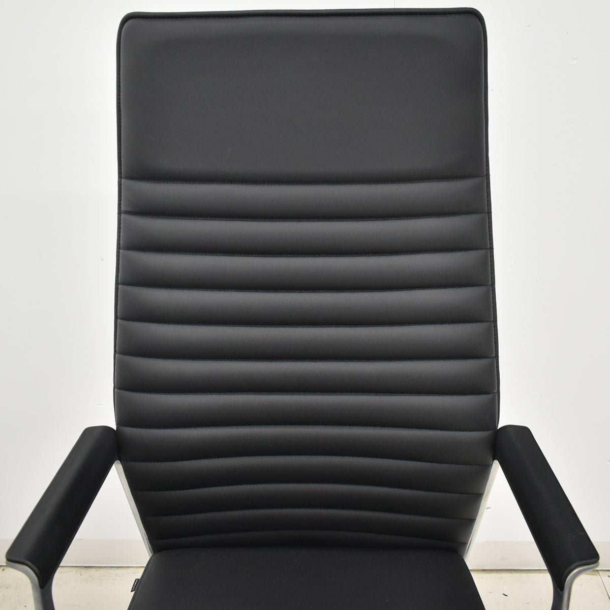 【中古】オカムラ　フィルメ　エクストラハイバック　エグゼクティブチェア　固定肘　ポリッシュ　ブラック　2026010804【中古オフィス家具】