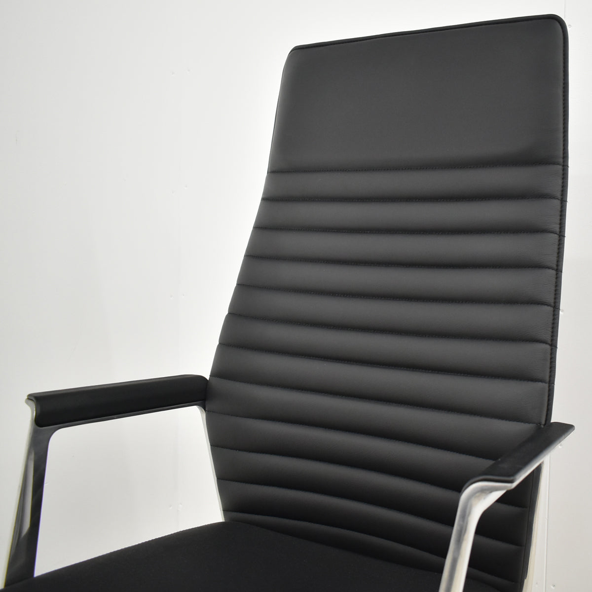 【中古】オカムラ　フィルメ　エクストラハイバック　エグゼクティブチェア　固定肘　ポリッシュ　ブラック　2026010804【中古オフィス家具】