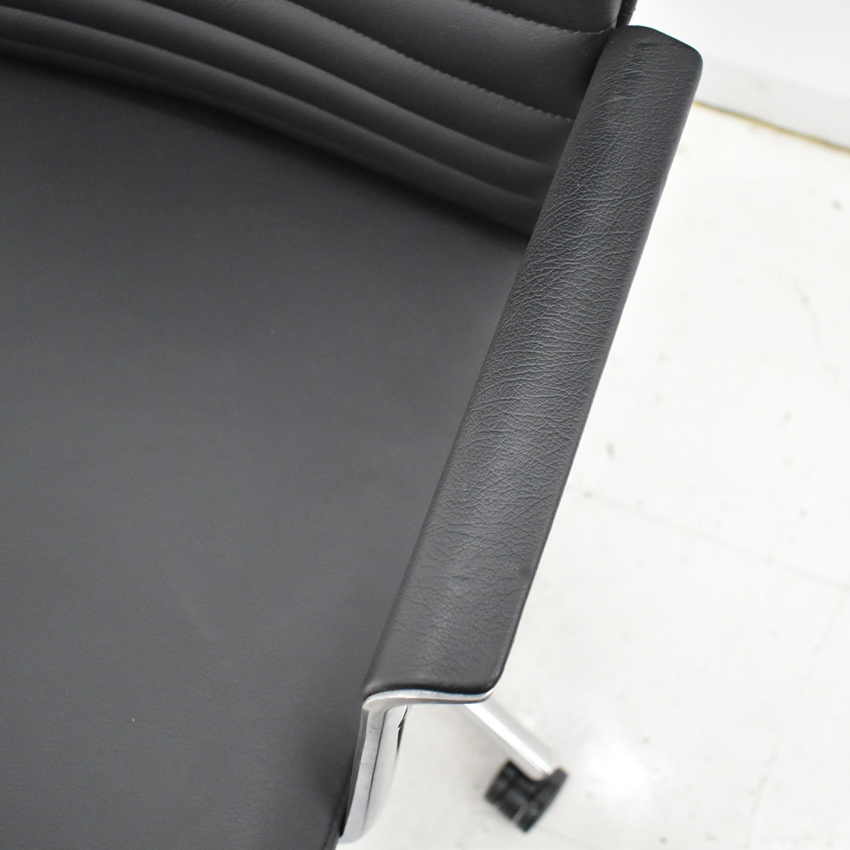 【中古】オカムラ　フィルメ　エクストラハイバック　エグゼクティブチェア　固定肘　ポリッシュ　ブラック　2026010804【中古オフィス家具】