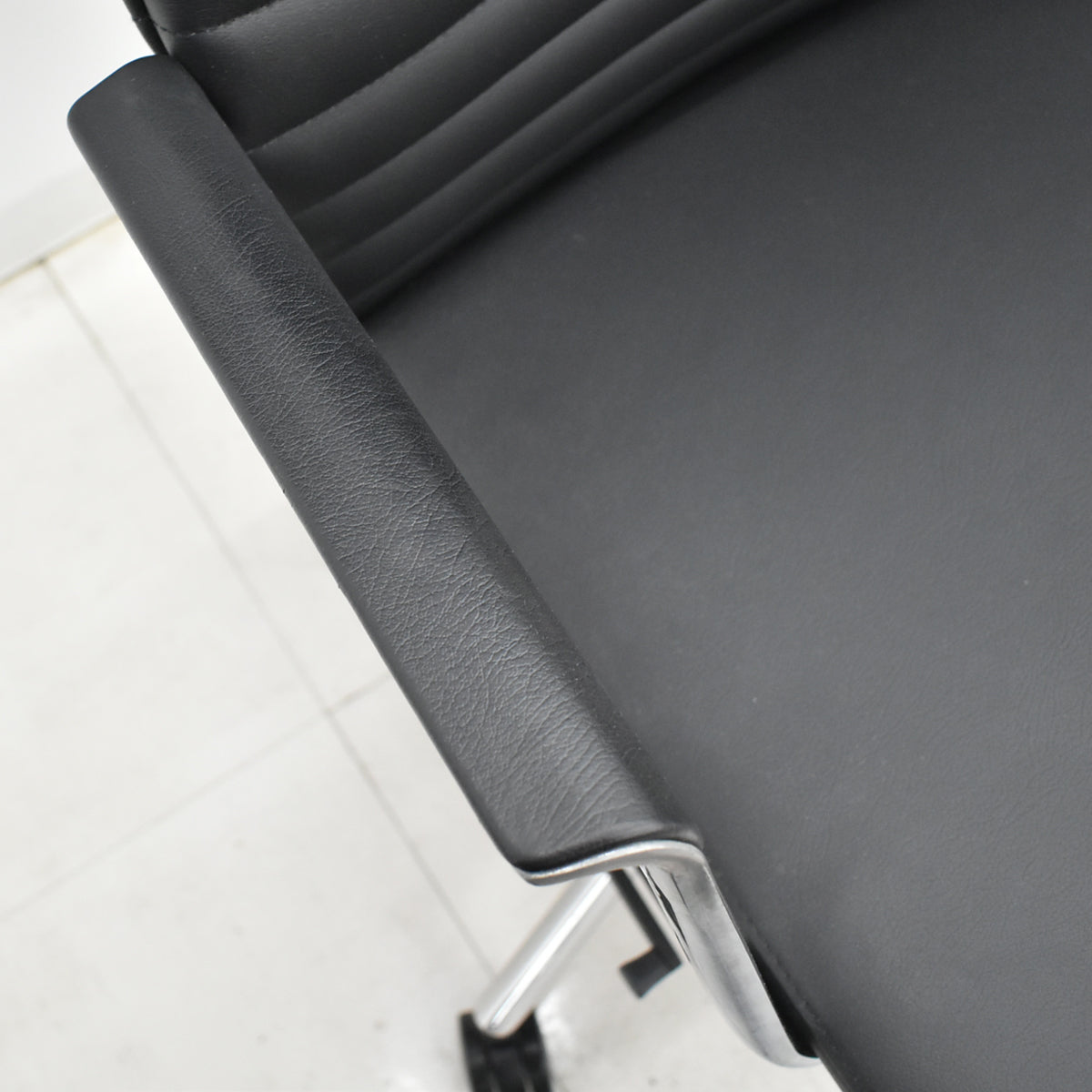 【中古】オカムラ　フィルメ　エクストラハイバック　エグゼクティブチェア　固定肘　ポリッシュ　ブラック　2026010804【中古オフィス家具】