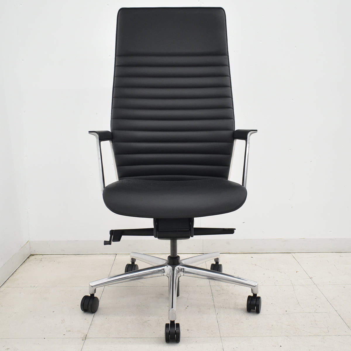 【中古】オカムラ　フィルメ　エクストラハイバック　エグゼクティブチェア　固定肘　ポリッシュ　ブラック　2026010804【中古オフィス家具】