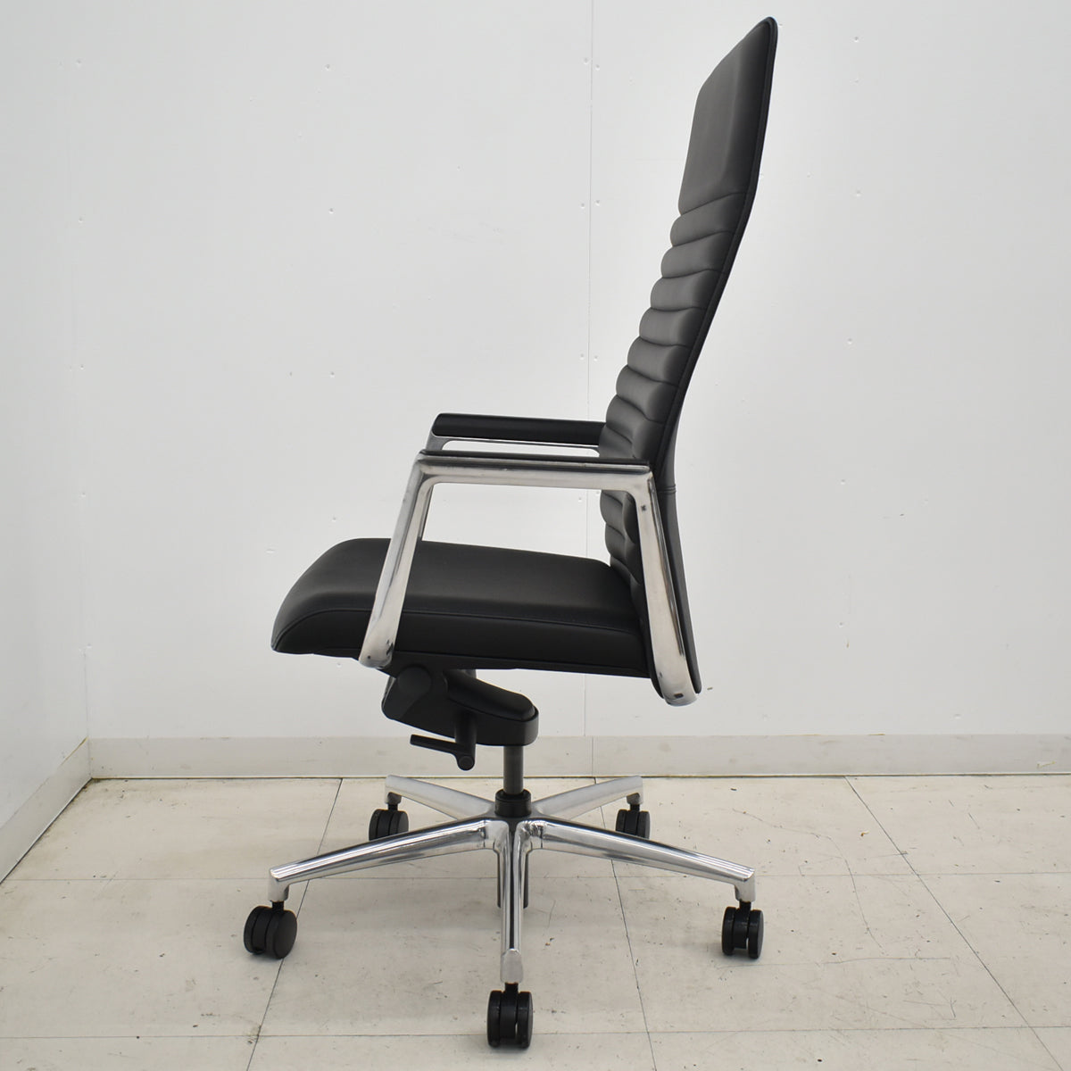 【中古】オカムラ　フィルメ　エクストラハイバック　エグゼクティブチェア　固定肘　ポリッシュ　ブラック　2026010804【中古オフィス家具】