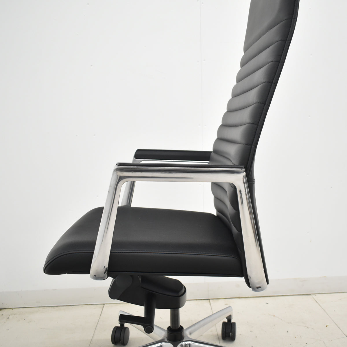 【中古】オカムラ　フィルメ　エクストラハイバック　エグゼクティブチェア　固定肘　ポリッシュ　ブラック　2026010804【中古オフィス家具】