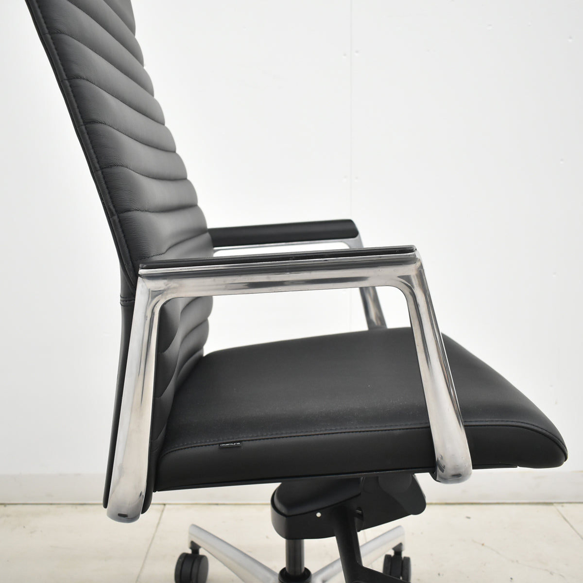 【中古】オカムラ　フィルメ　エクストラハイバック　エグゼクティブチェア　固定肘　ポリッシュ　ブラック　2026010804【中古オフィス家具】