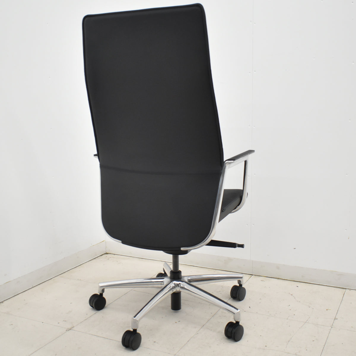 【中古】オカムラ　フィルメ　エクストラハイバック　エグゼクティブチェア　固定肘　ポリッシュ　ブラック　2026010804【中古オフィス家具】