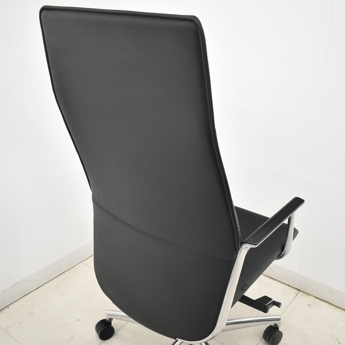 【中古】オカムラ　フィルメ　エクストラハイバック　エグゼクティブチェア　固定肘　ポリッシュ　ブラック　2026010804【中古オフィス家具】